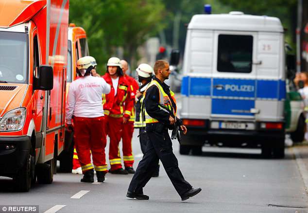 Trường tiểu học ở Berlin sơ tán vì tình nghi có đối tượng mang súng - Ảnh 5.