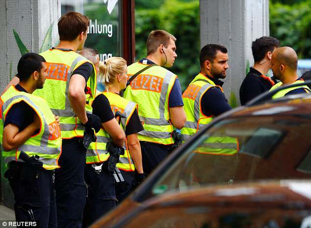 Trường tiểu học ở Berlin sơ tán vì tình nghi có đối tượng mang súng - Ảnh 6.