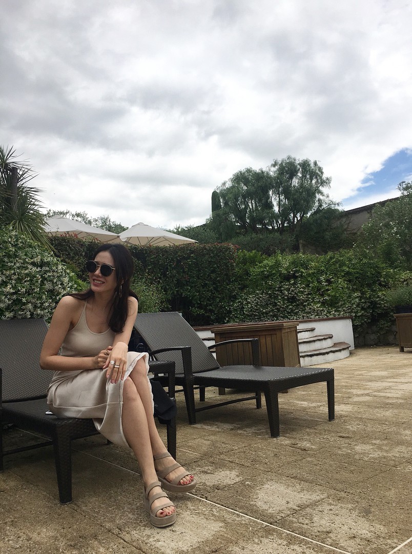 Sau khi làm rõ việc hẹn hò Jung Hae In, Son Ye Jin gây xôn xao vì khoe ảnh du lịch với người đàn ông lạ mặt - Ảnh 8.