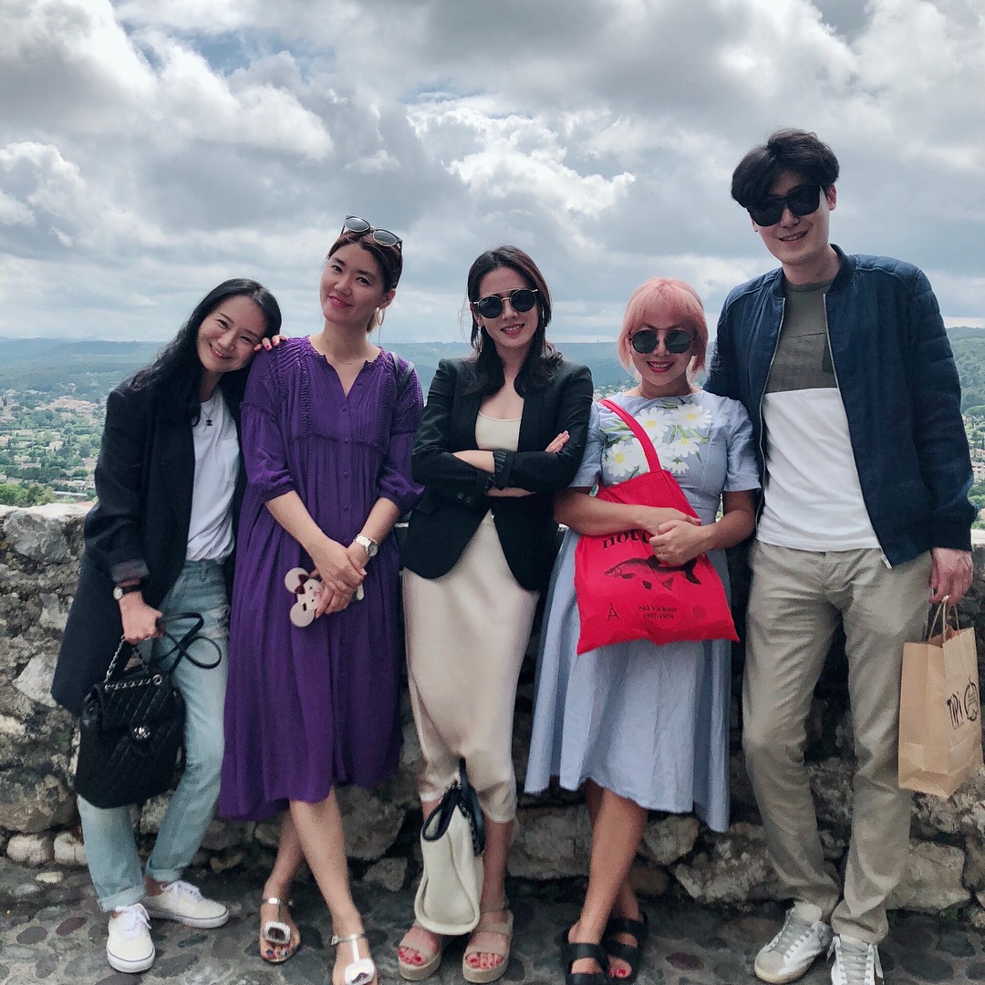 Sau khi làm rõ việc hẹn hò Jung Hae In, Son Ye Jin gây xôn xao vì khoe ảnh du lịch với người đàn ông lạ mặt - Ảnh 2.