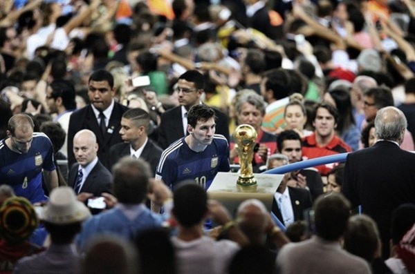 World Cup 2014: Suarez hóa điên và ánh mắt buồn của Messi - Ảnh 4.