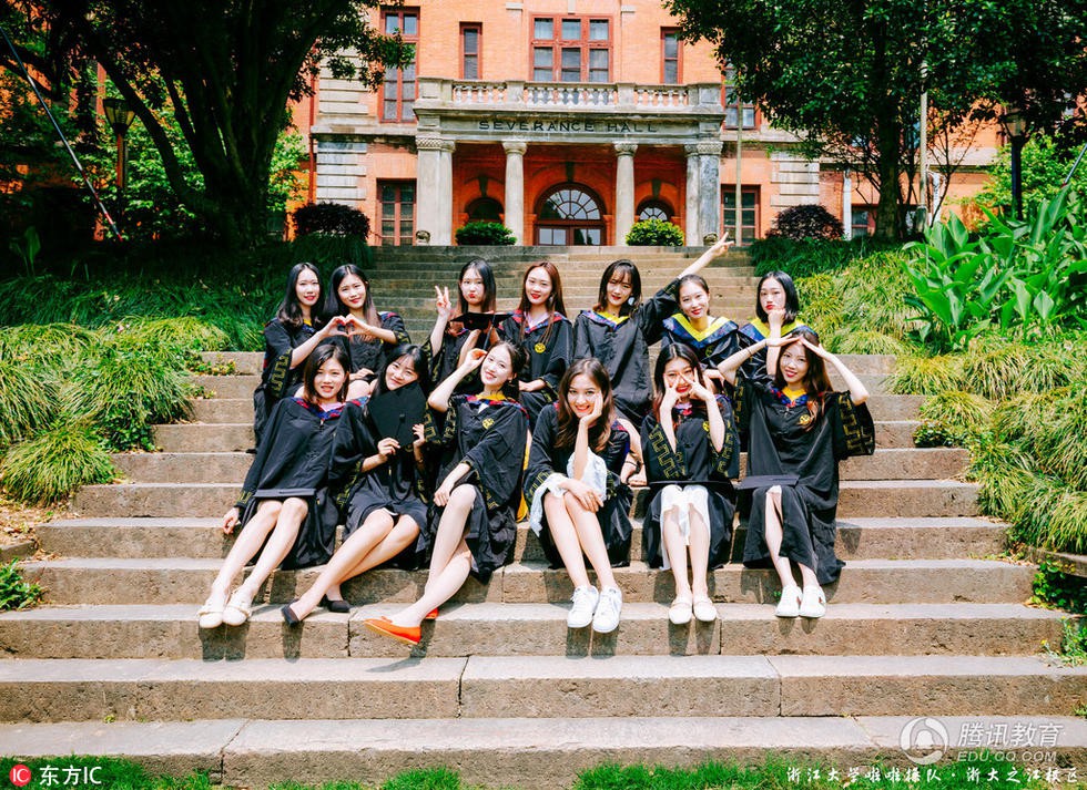 Kỷ yếu lớp nhà người ta: Nguyên một dàn gái xinh cao trên 1m7, điểm IELTS 8.0! - Ảnh 2.