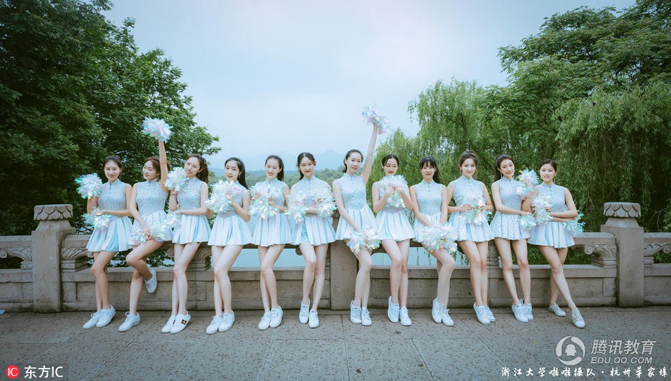 Kỷ yếu lớp nhà người ta: Nguyên một dàn gái xinh cao trên 1m7, điểm IELTS 8.0! - Ảnh 1.