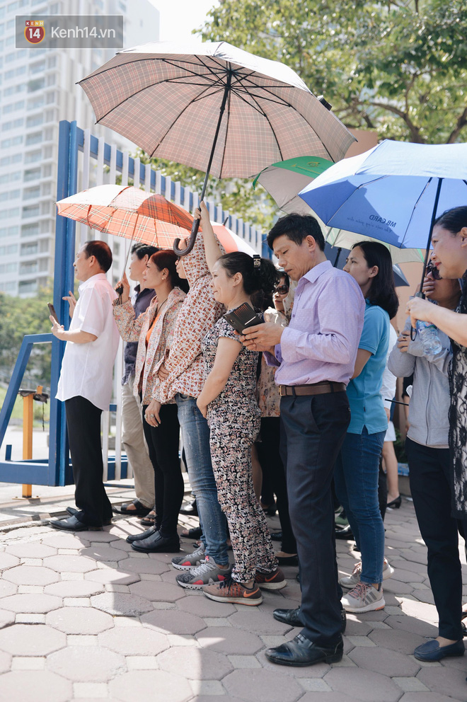 Làm được bài vì đề dễ, nhiều học sinh chạy như bay ra khỏi cổng trường đầu tiên để khoe với mẹ - Ảnh 6.
