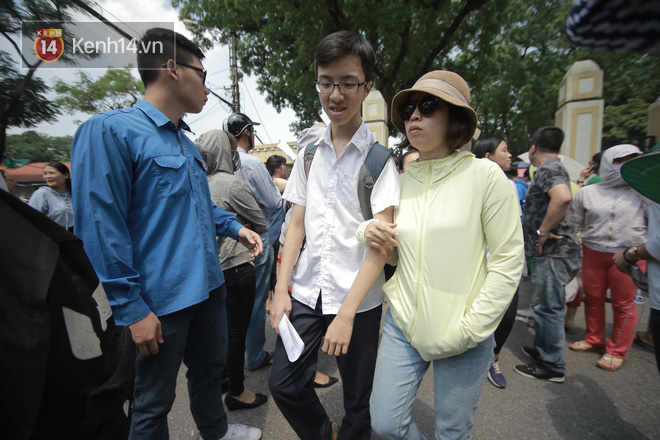 Làm được bài vì đề dễ, nhiều học sinh chạy như bay ra khỏi cổng trường đầu tiên để khoe với mẹ - Ảnh 19.