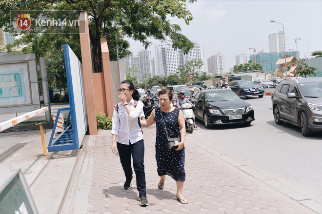 Thời tiết nắng nóng, thí sinh vất vả đến địa điểm thi, nhiều em bị muộn giờ, vừa chạy vừa ăn trưa - Ảnh 1.