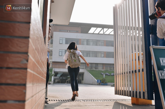 Ngày đầu tiên tuyển sinh lớp 10 tại Hà Nội: Học sinh và phụ huynh căng thẳng vì kỳ thi được đánh giá khó hơn cả thi đại học - Ảnh 9.