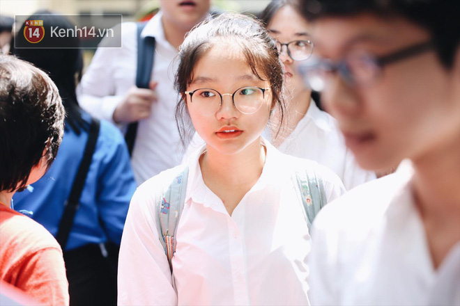 Làm được bài vì đề dễ, nhiều học sinh chạy như bay ra khỏi cổng trường đầu tiên để khoe với mẹ - Ảnh 9.