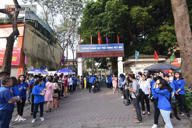 Ngày đầu tiên tuyển sinh lớp 10 tại Hà Nội: Học sinh và phụ huynh căng thẳng vì kỳ thi được đánh giá khó hơn cả thi đại học - Ảnh 15.