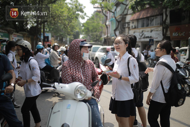Làm được bài vì đề dễ, nhiều học sinh chạy như bay ra khỏi cổng trường đầu tiên để khoe với mẹ - Ảnh 17.