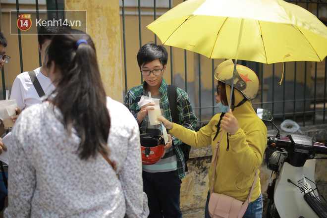 Làm được bài vì đề dễ, nhiều học sinh chạy như bay ra khỏi cổng trường đầu tiên để khoe với mẹ - Ảnh 18.