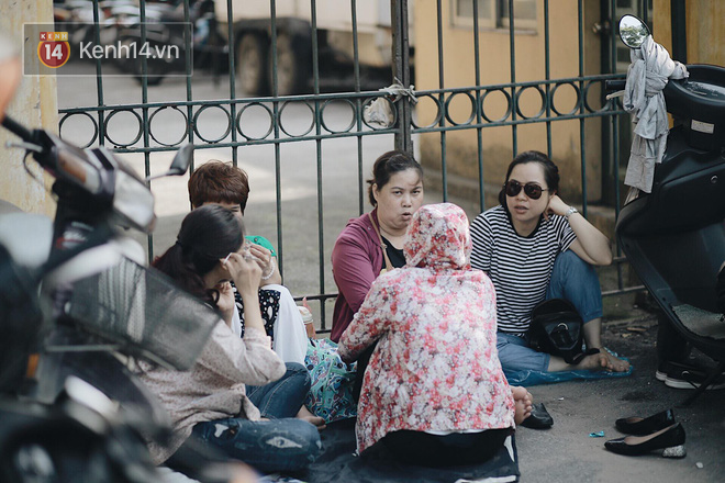 Cha mẹ ngày thi vào lớp 10: Nắng 36 độ vạ vật chờ con ngoài cổng trường - Ảnh 2.