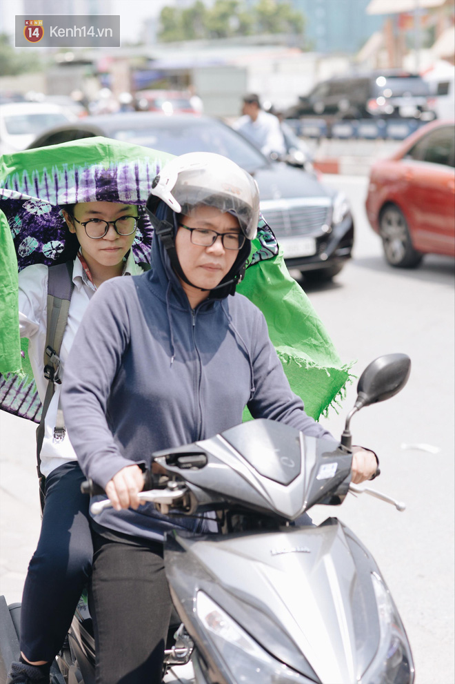 Thời tiết nắng nóng, thí sinh vất vả đến địa điểm thi, nhiều em bị muộn giờ, vừa chạy vừa ăn trưa - Ảnh 2.