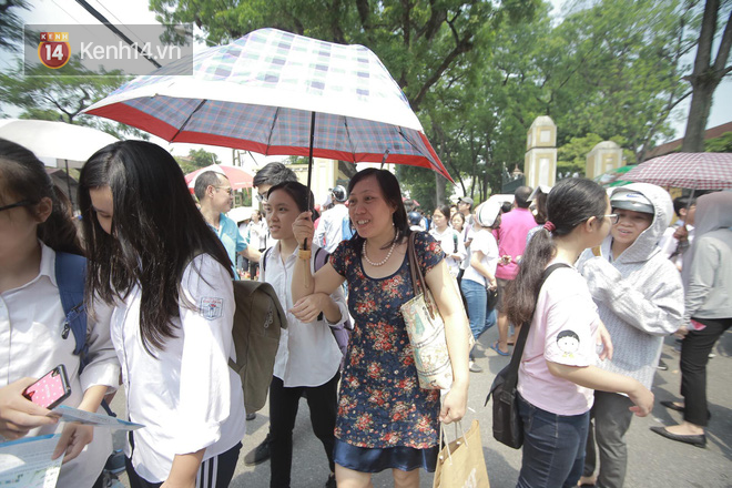 Làm được bài vì đề dễ, nhiều học sinh chạy như bay ra khỏi cổng trường đầu tiên để khoe với mẹ - Ảnh 20.