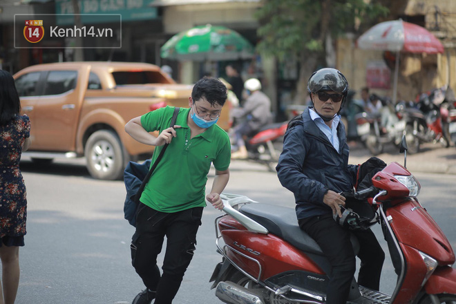 Thời tiết nắng nóng, thí sinh vất vả đến địa điểm thi, nhiều em bị muộn giờ, vừa chạy vừa ăn trưa - Ảnh 6.