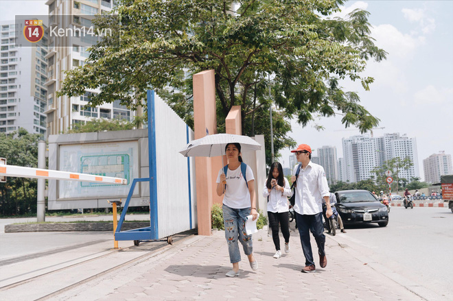 Thời tiết nắng nóng, thí sinh vất vả đến địa điểm thi, nhiều em bị muộn giờ, vừa chạy vừa ăn trưa - Ảnh 3.