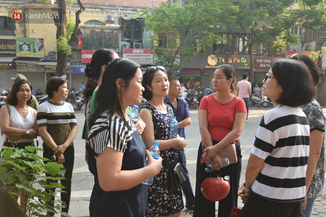 Ngày đầu tiên tuyển sinh lớp 10 tại Hà Nội: Học sinh và phụ huynh căng thẳng vì kỳ thi được đánh giá khó hơn cả thi đại học - Ảnh 17.