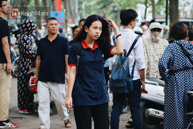 Thời tiết nắng nóng, thí sinh vất vả đến địa điểm thi, nhiều em bị muộn giờ, vừa chạy vừa ăn trưa - Ảnh 10.