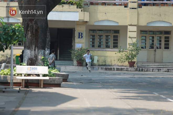 Làm được bài vì đề dễ, nhiều học sinh chạy như bay ra khỏi cổng trường đầu tiên để khoe với mẹ - Ảnh 3.