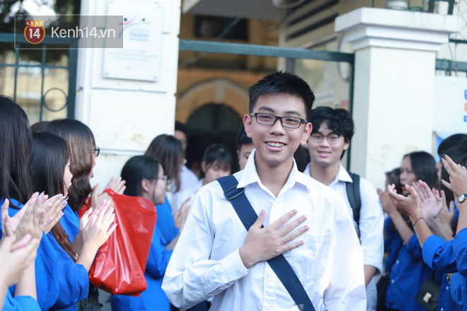 Học sinh Hà Nội lại vui vẻ rời phòng thi vì đề thi môn Toán dễ bất ngờ, không khó để được 8, 9 - Ảnh 4.