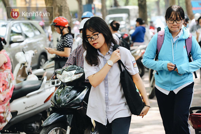 Thời tiết nắng nóng, thí sinh vất vả đến địa điểm thi, nhiều em bị muộn giờ, vừa chạy vừa ăn trưa - Ảnh 11.