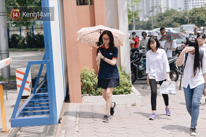 Thời tiết nắng nóng, thí sinh vất vả đến địa điểm thi, nhiều em bị muộn giờ, vừa chạy vừa ăn trưa - Ảnh 4.