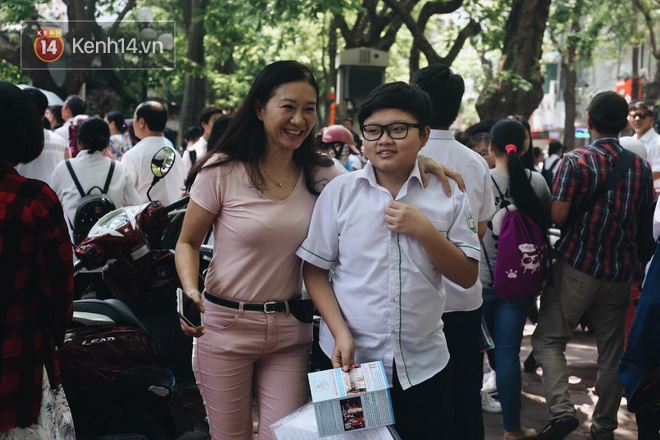 Làm được bài vì đề dễ, nhiều học sinh chạy như bay ra khỏi cổng trường đầu tiên để khoe với mẹ - Ảnh 12.