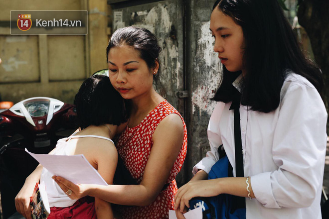 Làm được bài vì đề dễ, nhiều học sinh chạy như bay ra khỏi cổng trường đầu tiên để khoe với mẹ - Ảnh 13.