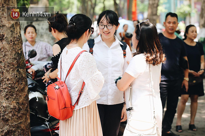 Thời tiết nắng nóng, thí sinh vất vả đến địa điểm thi, nhiều em bị muộn giờ, vừa chạy vừa ăn trưa - Ảnh 12.