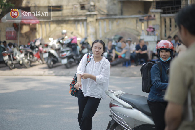 Thời tiết nắng nóng, thí sinh vất vả đến địa điểm thi, nhiều em bị muộn giờ, vừa chạy vừa ăn trưa - Ảnh 8.
