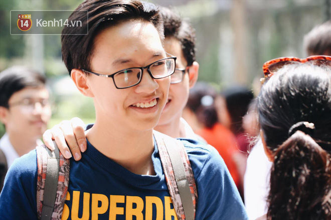 Làm được bài vì đề dễ, nhiều học sinh chạy như bay ra khỏi cổng trường đầu tiên để khoe với mẹ - Ảnh 14.