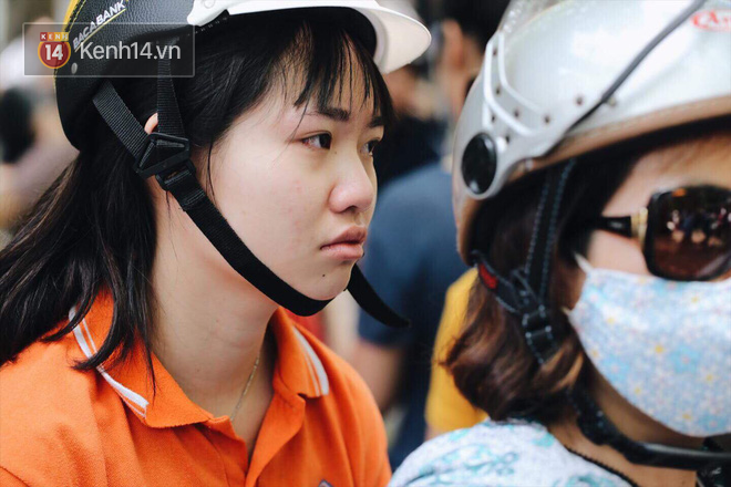 Làm được bài vì đề dễ, nhiều học sinh chạy như bay ra khỏi cổng trường đầu tiên để khoe với mẹ - Ảnh 8.