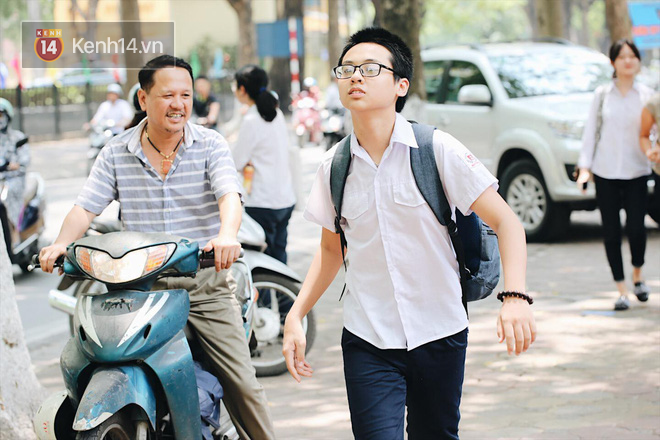 Thời tiết nắng nóng, thí sinh vất vả đến địa điểm thi, nhiều em bị muộn giờ, vừa chạy vừa ăn trưa - Ảnh 9.