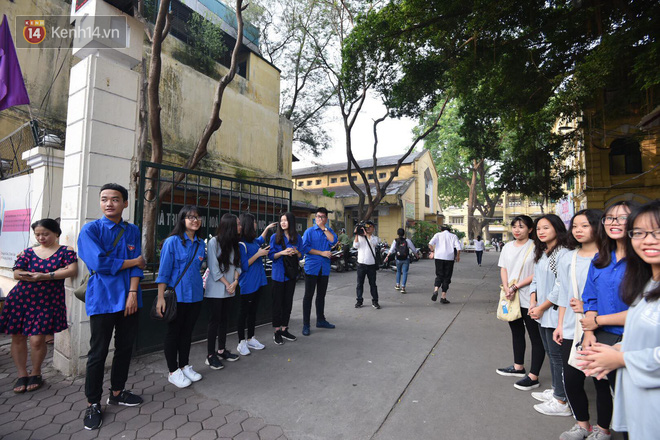 Ngày đầu tiên tuyển sinh lớp 10 tại Hà Nội: Học sinh và phụ huynh căng thẳng vì kỳ thi được đánh giá khó hơn cả thi đại học - Ảnh 18.