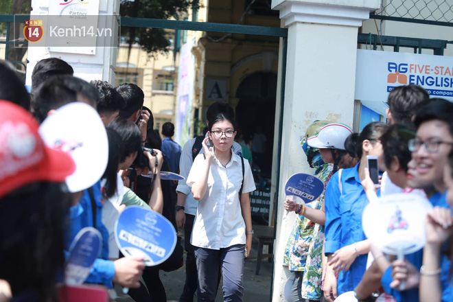 Làm được bài vì đề dễ, nhiều học sinh chạy như bay ra khỏi cổng trường đầu tiên để khoe với mẹ - Ảnh 21.