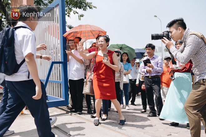 Làm được bài vì đề dễ, nhiều học sinh chạy như bay ra khỏi cổng trường đầu tiên để khoe với mẹ - Ảnh 5.