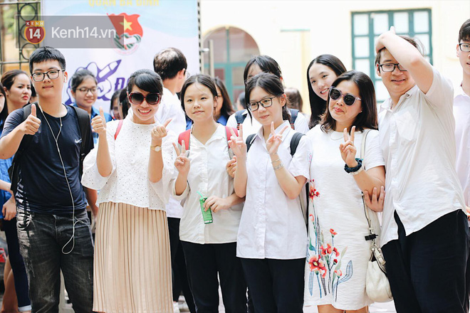 Thời tiết nắng nóng, thí sinh vất vả đến địa điểm thi, nhiều em bị muộn giờ, vừa chạy vừa ăn trưa - Ảnh 14.