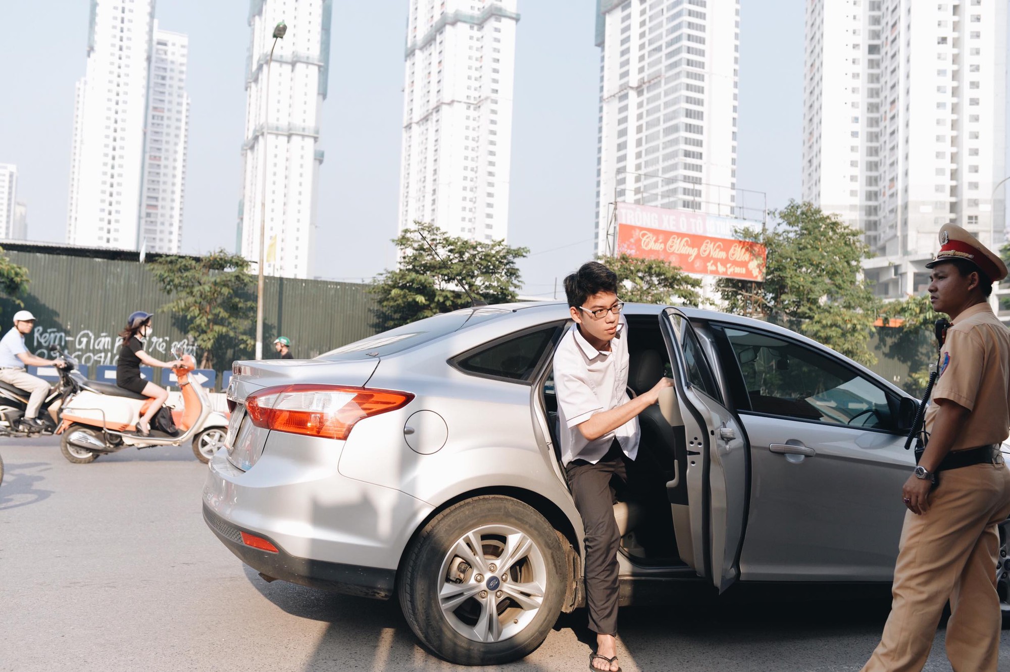 Ngày đầu tiên tuyển sinh lớp 10 tại Hà Nội: Học sinh và phụ huynh căng thẳng vì kỳ thi được đánh giá khó hơn cả thi đại học - Ảnh 11.