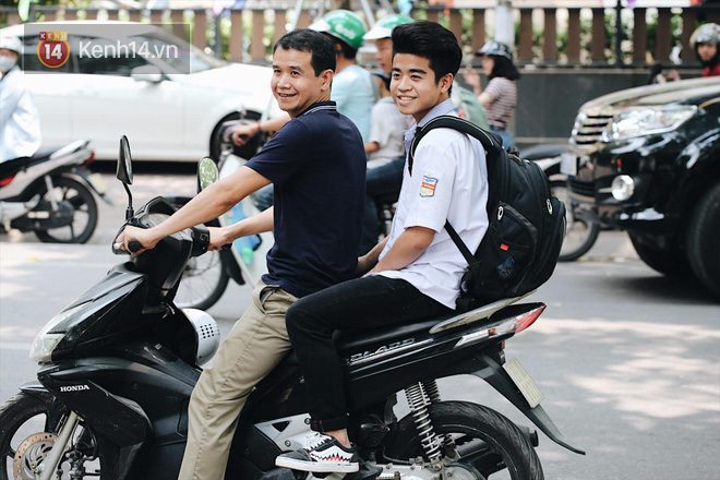 Thời tiết nắng nóng, thí sinh vất vả đến địa điểm thi, nhiều em bị muộn giờ, vừa chạy vừa ăn trưa - Ảnh 15.