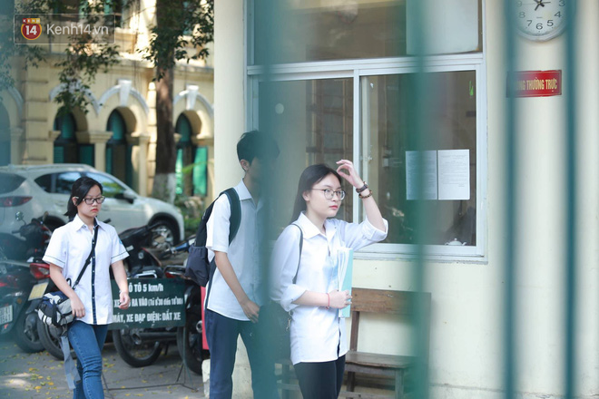 Đề thi môn Ngữ văn vào lớp 10 dễ, học sinh tươi cười, tự tin lấy được điểm cao - Ảnh 2.