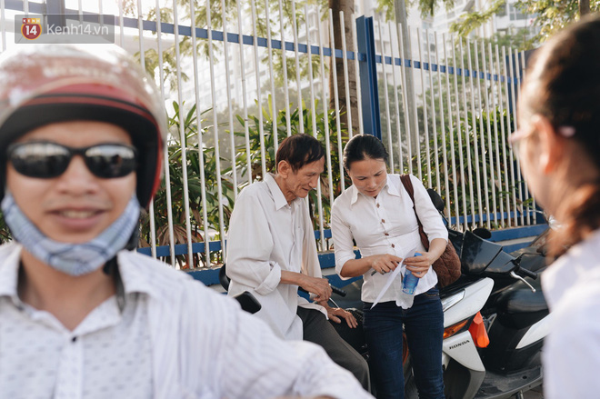 Ngày đầu tiên tuyển sinh lớp 10 tại Hà Nội: Học sinh và phụ huynh căng thẳng vì kỳ thi được đánh giá khó hơn cả thi đại học - Ảnh 20.