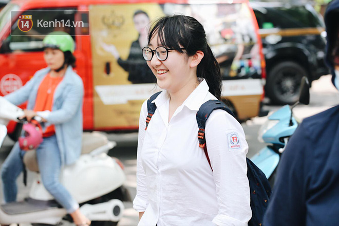 Thời tiết nắng nóng, thí sinh vất vả đến địa điểm thi, nhiều em bị muộn giờ, vừa chạy vừa ăn trưa - Ảnh 16.