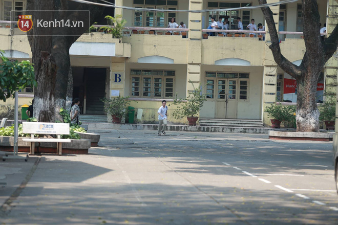 Làm được bài vì đề dễ, nhiều học sinh chạy như bay ra khỏi cổng trường đầu tiên để khoe với mẹ - Ảnh 1.