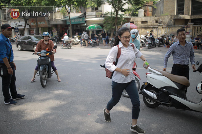Thời tiết nắng nóng, thí sinh vất vả đến địa điểm thi, nhiều em bị muộn giờ, vừa chạy vừa ăn trưa - Ảnh 17.