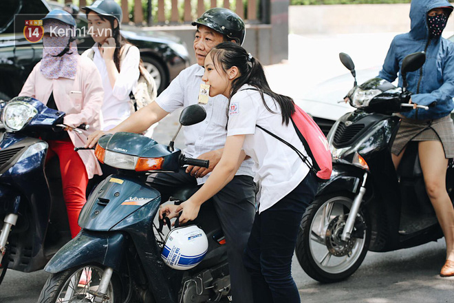 Thời tiết nắng nóng, thí sinh vất vả đến địa điểm thi, nhiều em bị muộn giờ, vừa chạy vừa ăn trưa - Ảnh 18.