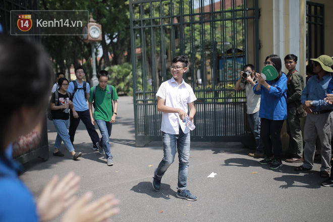 Làm được bài vì đề dễ, nhiều học sinh chạy như bay ra khỏi cổng trường đầu tiên để khoe với mẹ - Ảnh 16.