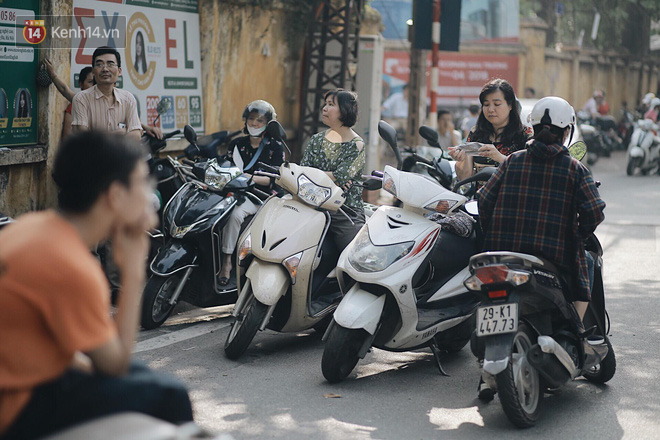 Ngày đầu tiên tuyển sinh lớp 10 tại Hà Nội: Học sinh và phụ huynh căng thẳng vì kỳ thi được đánh giá khó hơn cả thi đại học - Ảnh 25.