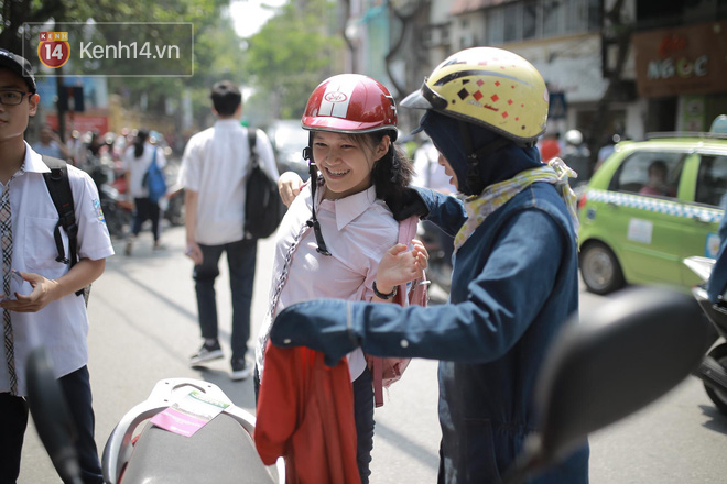 Làm được bài vì đề dễ, nhiều học sinh chạy như bay ra khỏi cổng trường đầu tiên để khoe với mẹ - Ảnh 22.