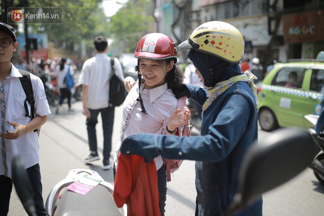 Đề thi môn Ngữ văn vào lớp 10 dễ, học sinh tươi cười, tự tin lấy được điểm cao - Ảnh 7.