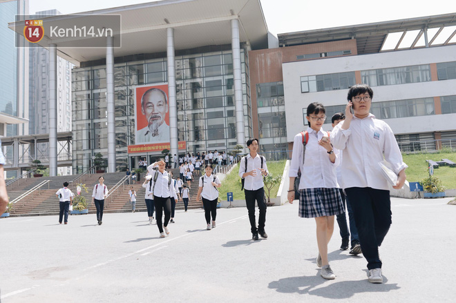 Làm được bài vì đề dễ, nhiều học sinh chạy như bay ra khỏi cổng trường đầu tiên để khoe với mẹ - Ảnh 7.